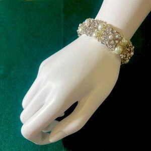 Sample pristine bracelet- rhodium plated + Swarovski Crystal inlay w Pearl NWT
